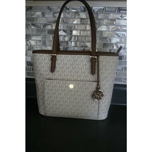 Jet Set Travel Medium Leather Tote